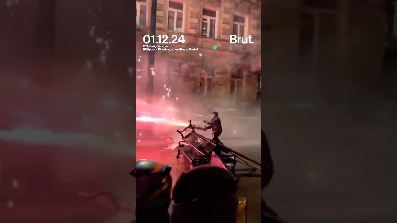 Des manifestants ont utilisé des feux d’artifice contre la police anti-émeute à Tbilissi en Géorgie.