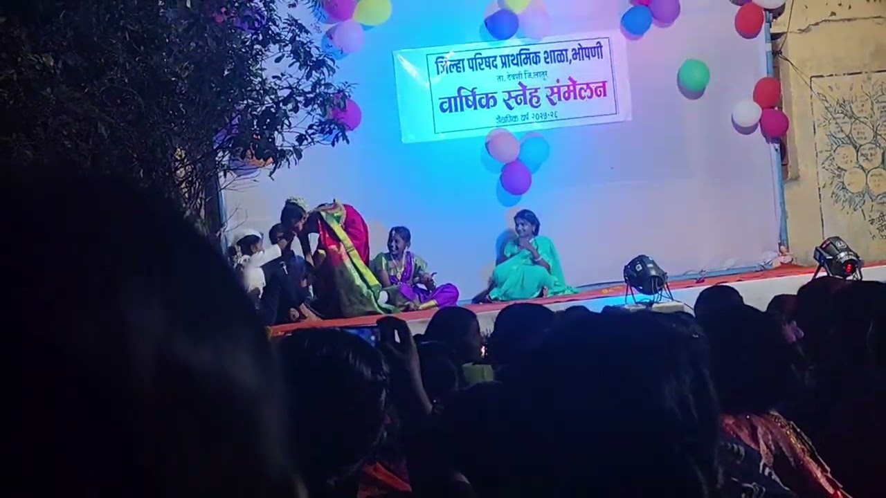साई ने नाटकात भूमिका केली आहे