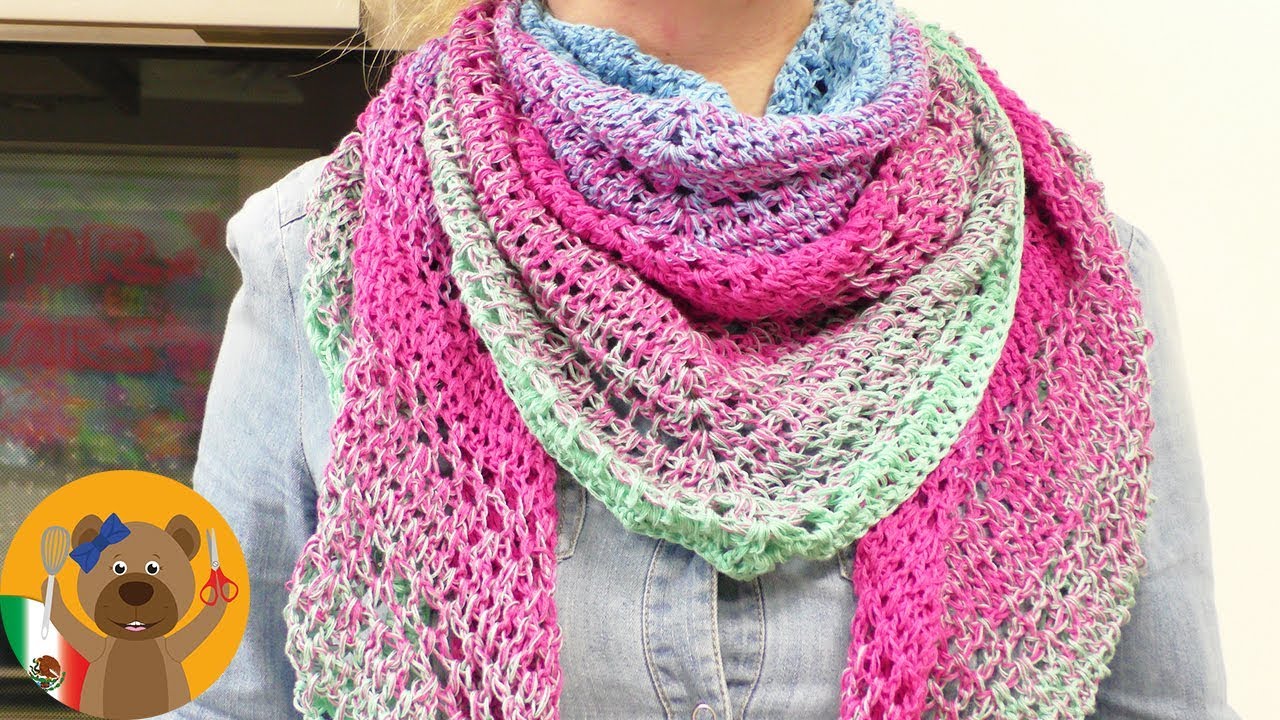 Chal triangular XXL para la primavera con patrón de tejido calado