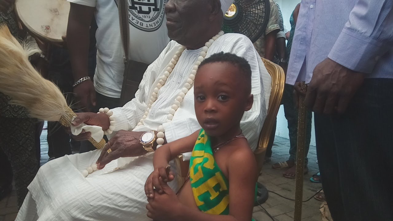 Eyo Orisa Ologede Paying Homage To Oba Onikoyi #EyoFestival