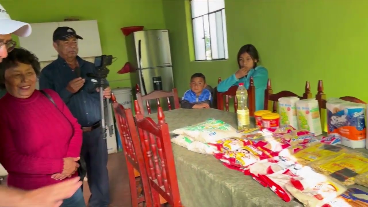 Niños fueron abandonados en la calle, pero al parecer. Encontraron a su héroe | doña Mila