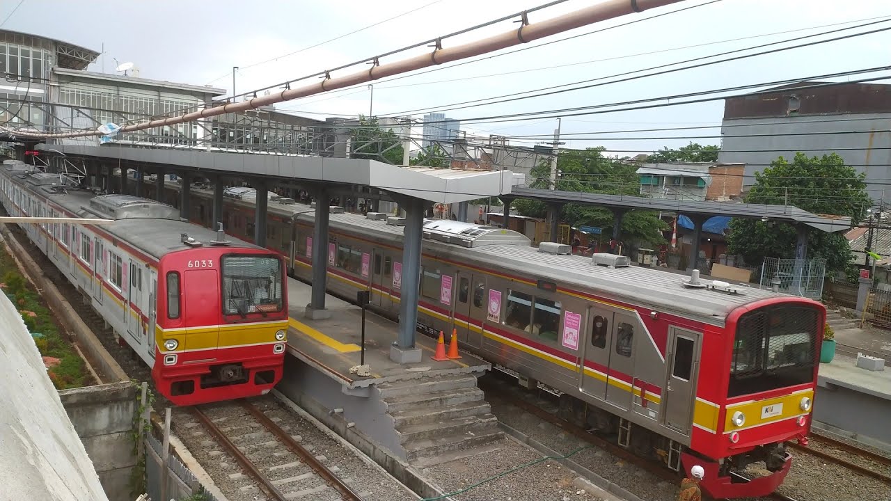 Suasana setasiun transit duri Jakarta barat
