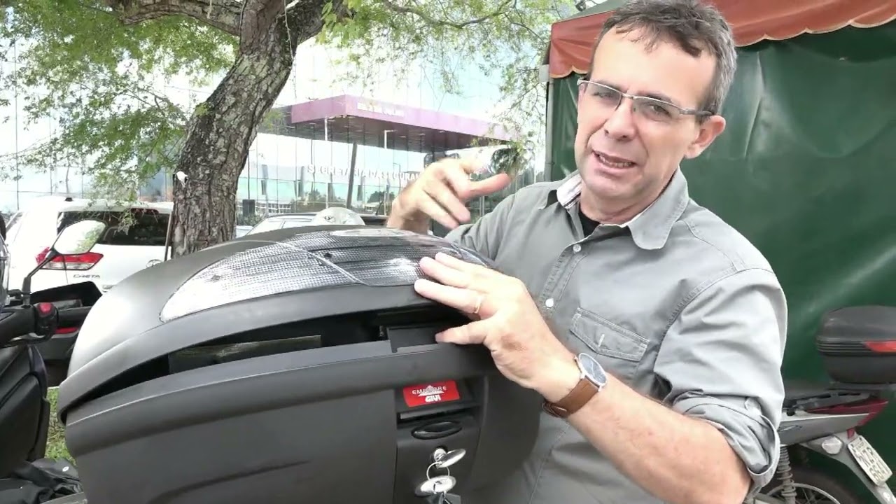 BAU GIVI PARTE 2 - Qual o melhor Baú (bauleto) para moto? Minhas mudanças com ENCOSTO E FIXAÇÃO