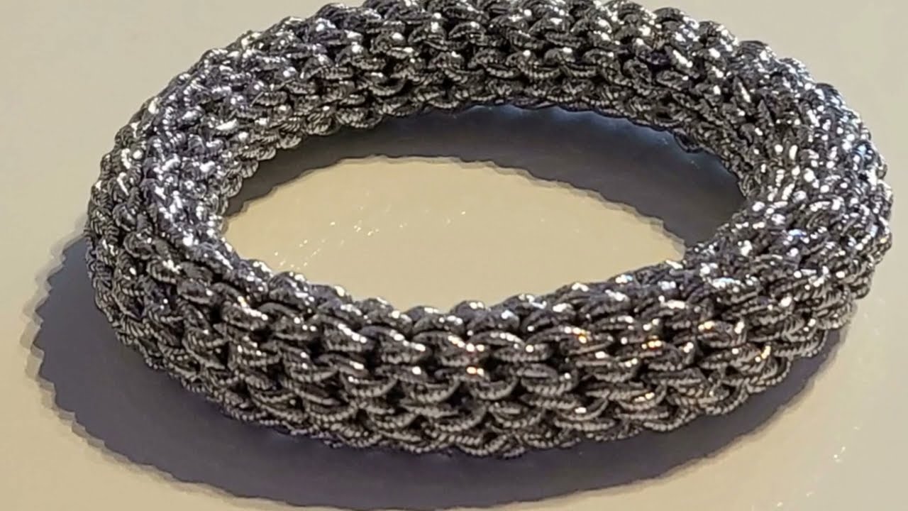Bracciale realizzato all'uncinetto in filo elastico color argento.