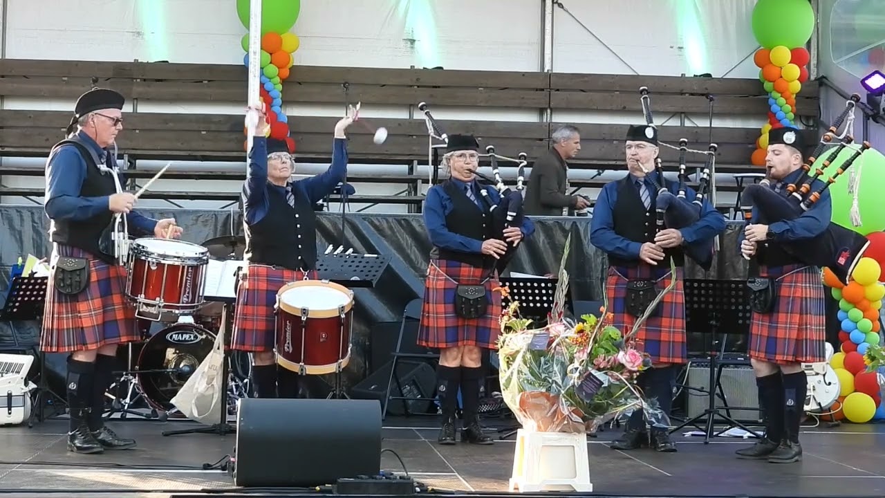 Beatrix Pipe Band op het pleinfeest in Hoek van Holland