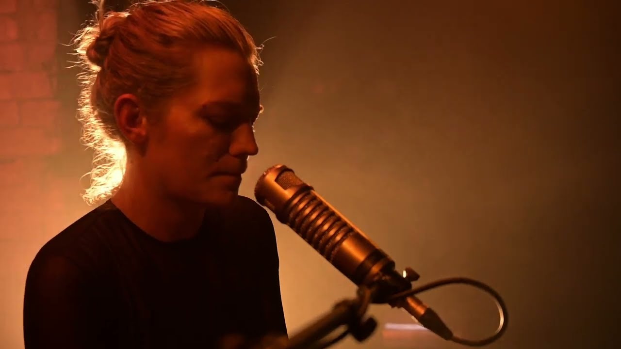 VRVN - VOLCANO SITTER (live version)