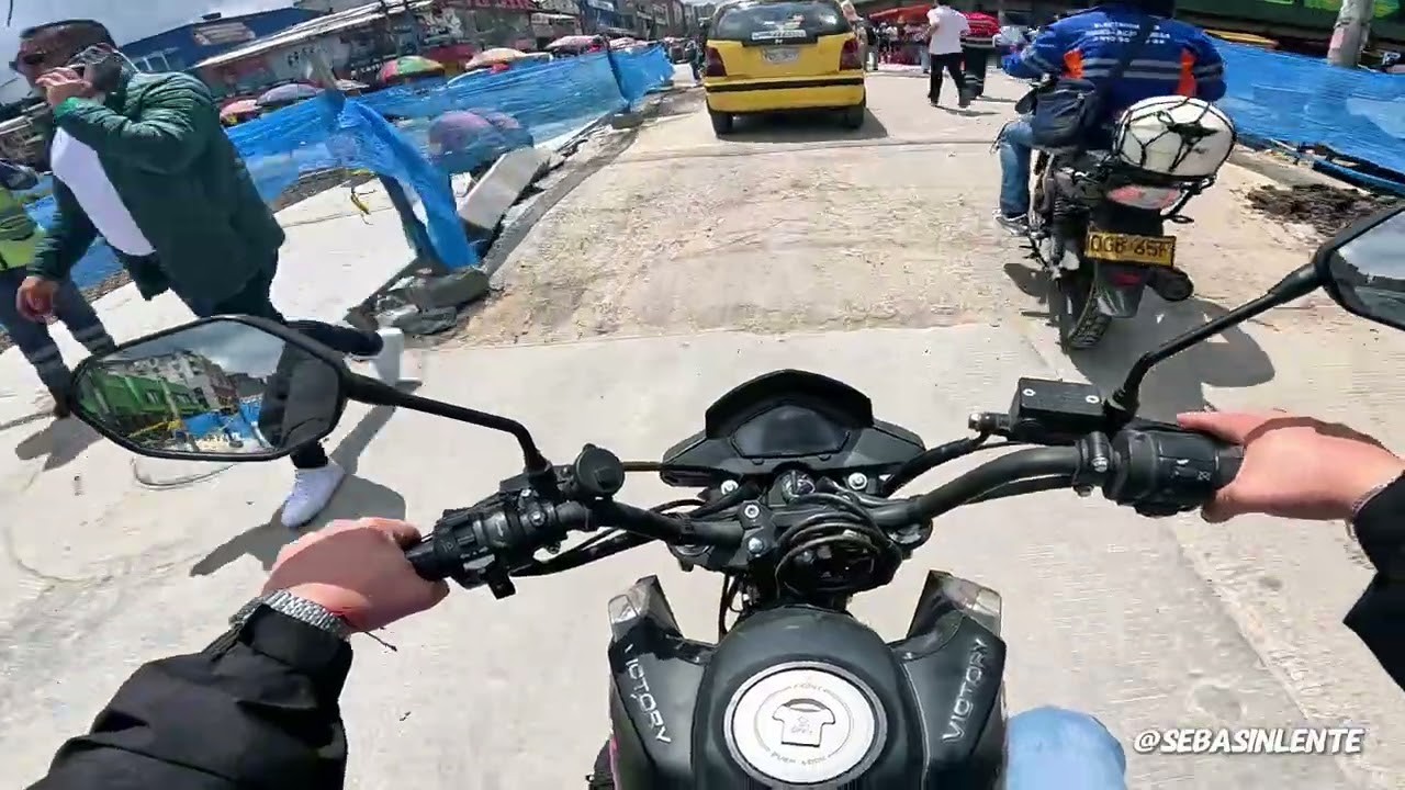 Sobrevivir en moto al centro: tráfico, ruido y pura adrenalina 