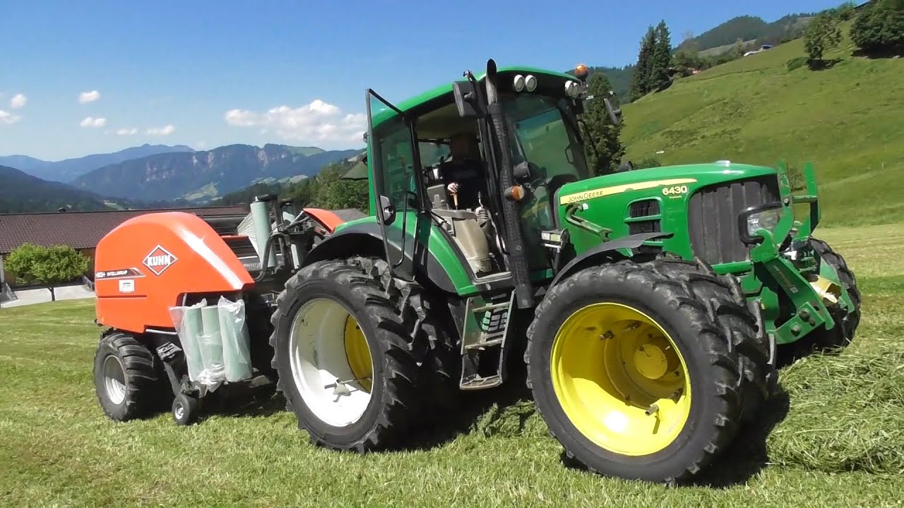 Baling silage JD & Kuhn