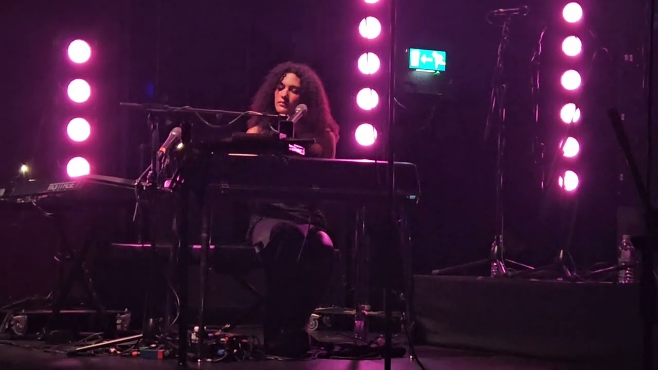 Olivia Dean - Everybody's Crazy (Live) - Birmingham, UK