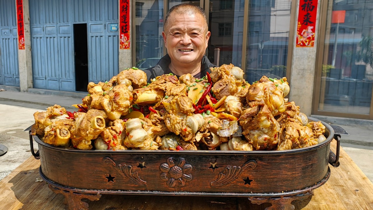 480買40斤豬棒骨，柴火竈燉1小時，吃肉吸骨髓太過癮了