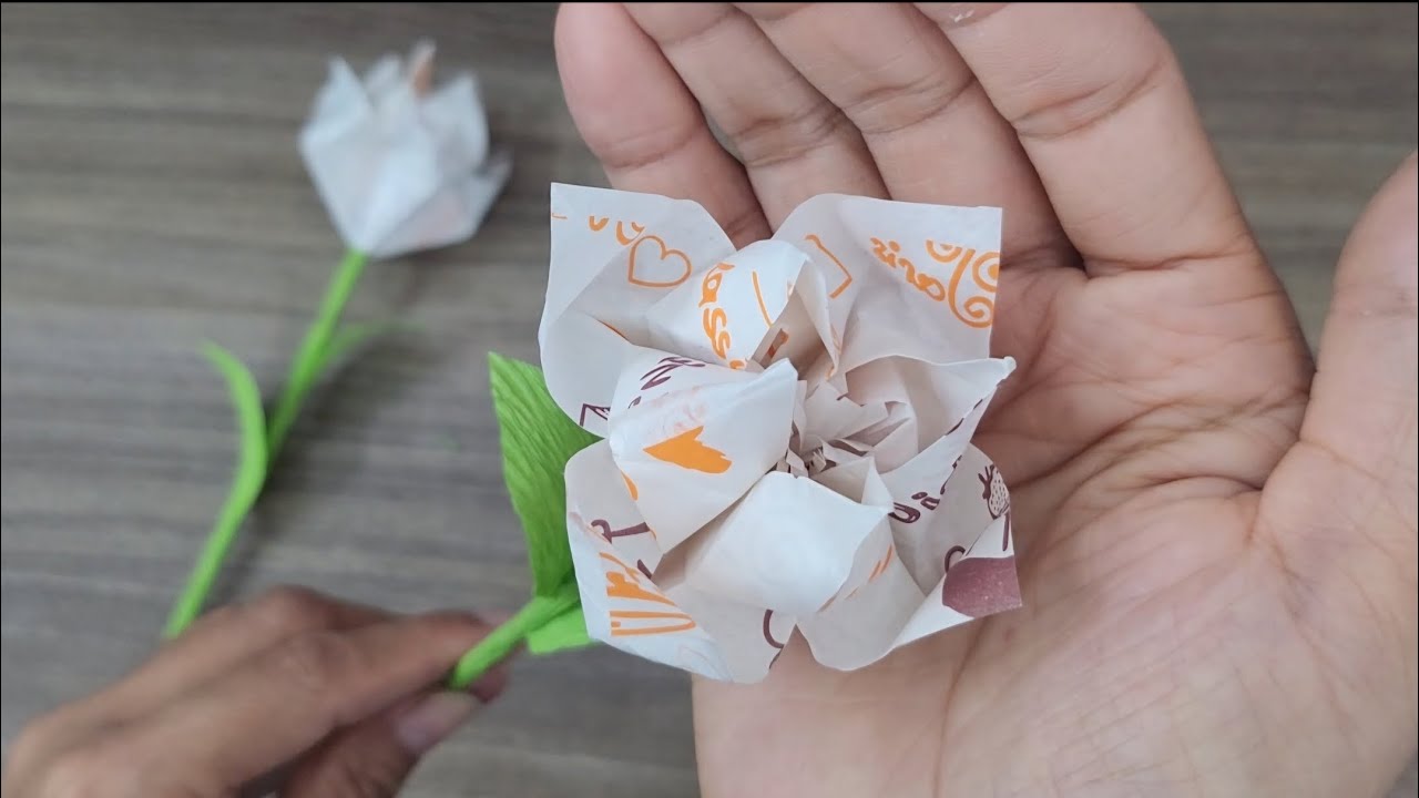 Gấp hoa bằng giấy đơn giản và dễ làm.
