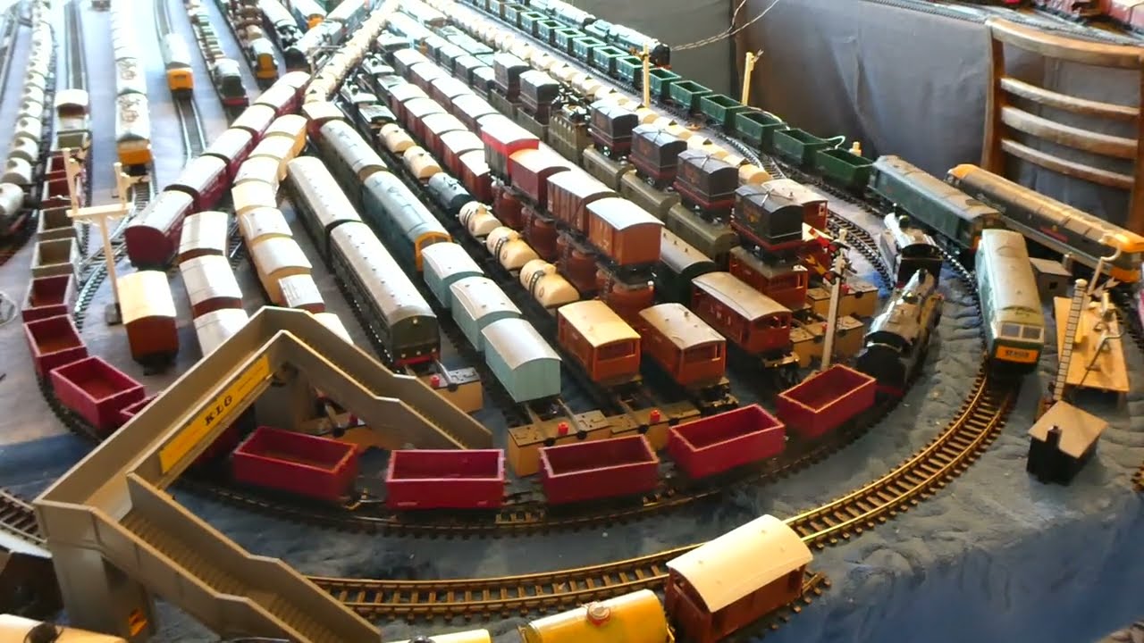TRIANG OR LIMA OR AIRFIX OR BACHMANN OR MAINLINE MODEL RAILWAY ROLLING STOCK RUN TWO 040226