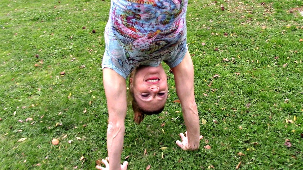 4 Benefits Of Handstands Plus Handstand Tips!