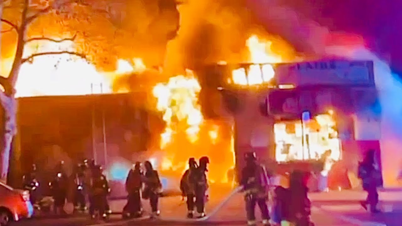 FDNY BOX 3412 ~ FDNY BATTLING 3RD ALARM FIRE IN AUTOBODY SHOP ON 34TH AVE, IN WOODSIDE, QUEENS, NYC.