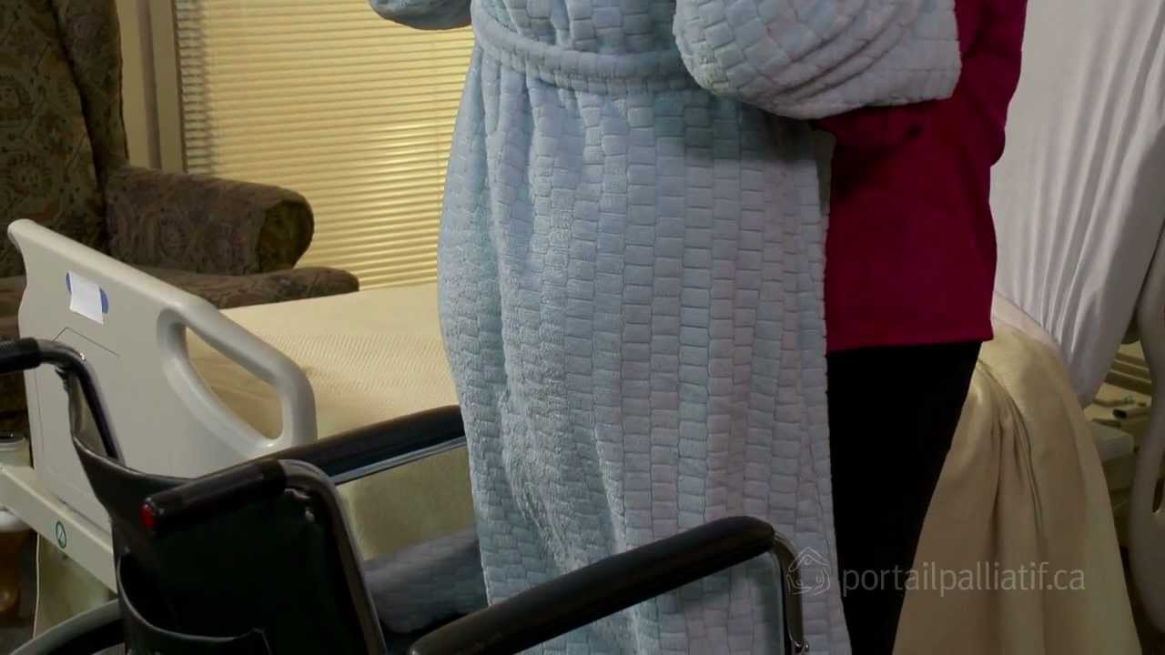 Passer du lit à un fauteuil roulant