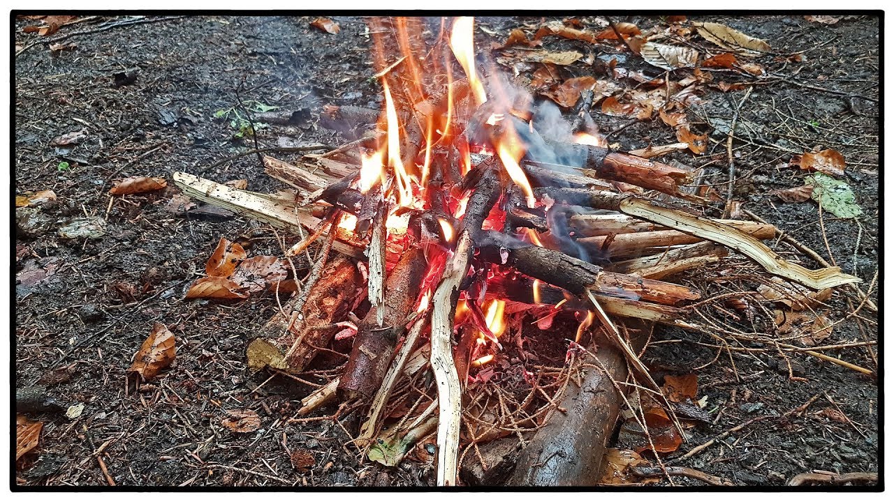 Offenes Lagerfeuer im strömenden Regen anfeuern | Schwarzwald / Black Forest