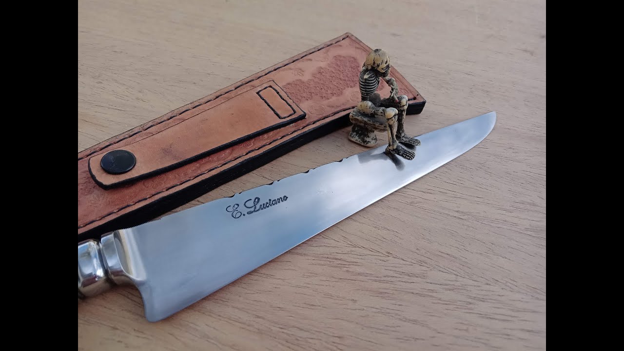Faca para churrasco, com botão esculpido.