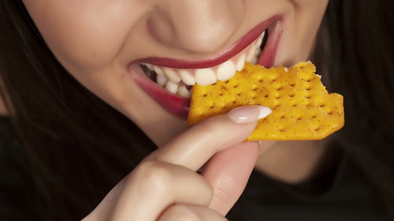 Sonido de comer una Cracker o Galletita salada 🍘  // Comida y bebida Efecto de Sonido