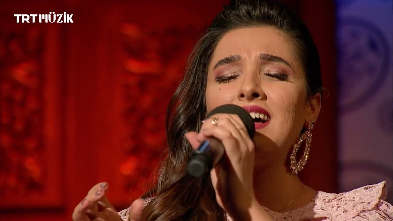 Senem Akdemir - Bir Ay Doğar Karşıdan