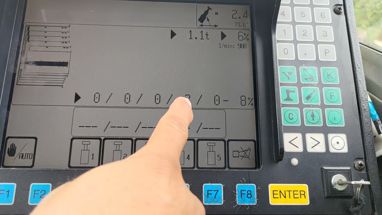 Processo de abertura manual da lança pinada do guindaste da liebherr.  #crane #gruas #guindaste