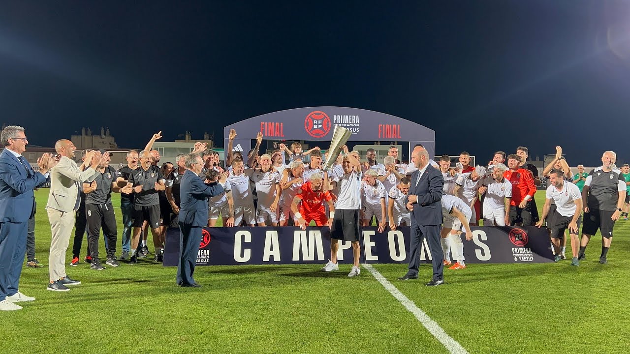El Ceuta levanta el trofeo de campeón de Primera RFEF