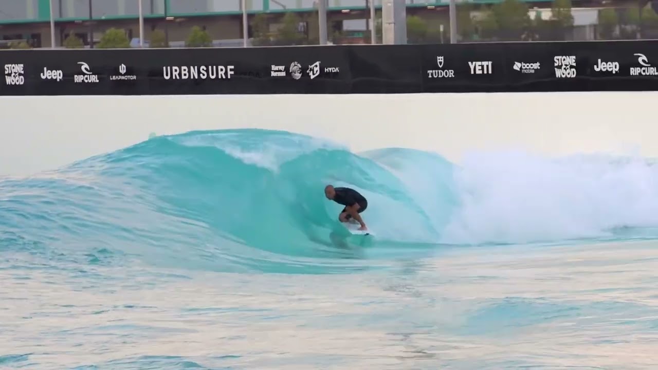 Серфинг на Firewire Mindcraft в Urban Surf Melb.