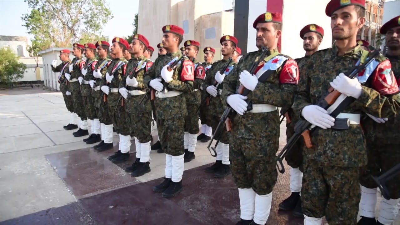 الرئيس القائد عيدروس الزُبيدي يضع إكليلا من الزهور على ضريح الجندي الجنوبي في ذكرى الاستقلال 
