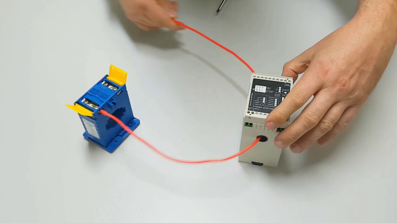 Conex&atilde;o de transdutores de corrente AC janelados com um TC (Transformador de Corrente)