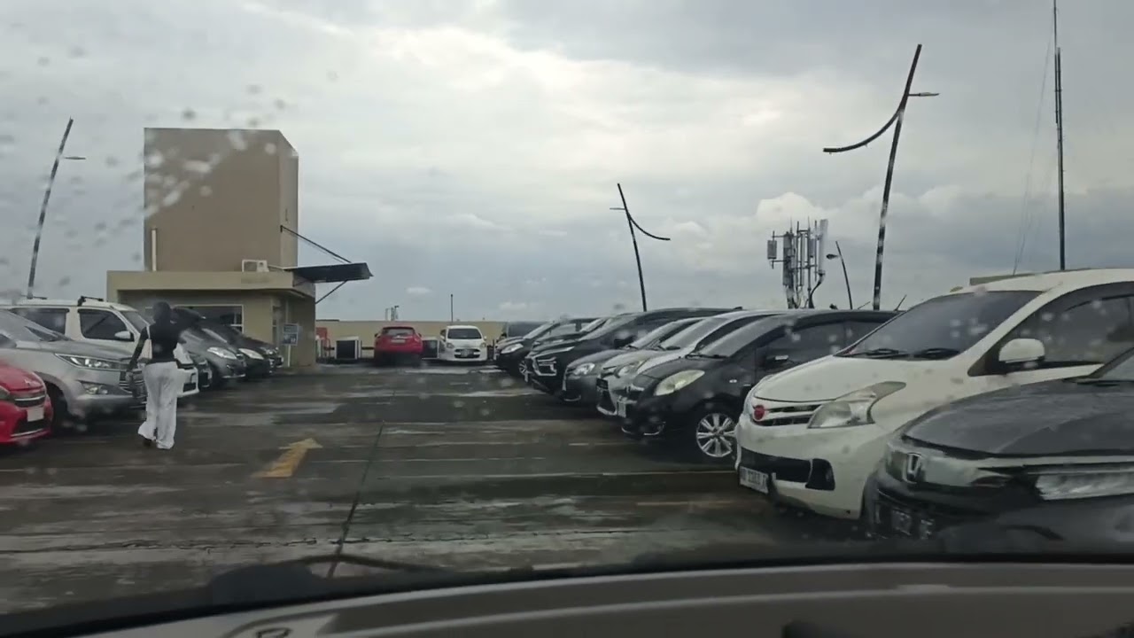 Tempat parkir solo paragon