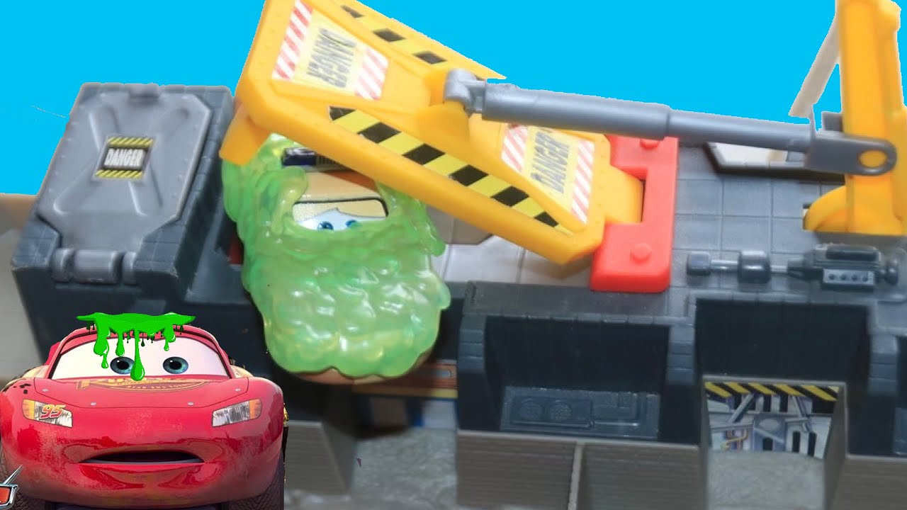 Cars On The Road ~ TOO MANY Lightening McQueen Cars VISIT WRECKING YARD with