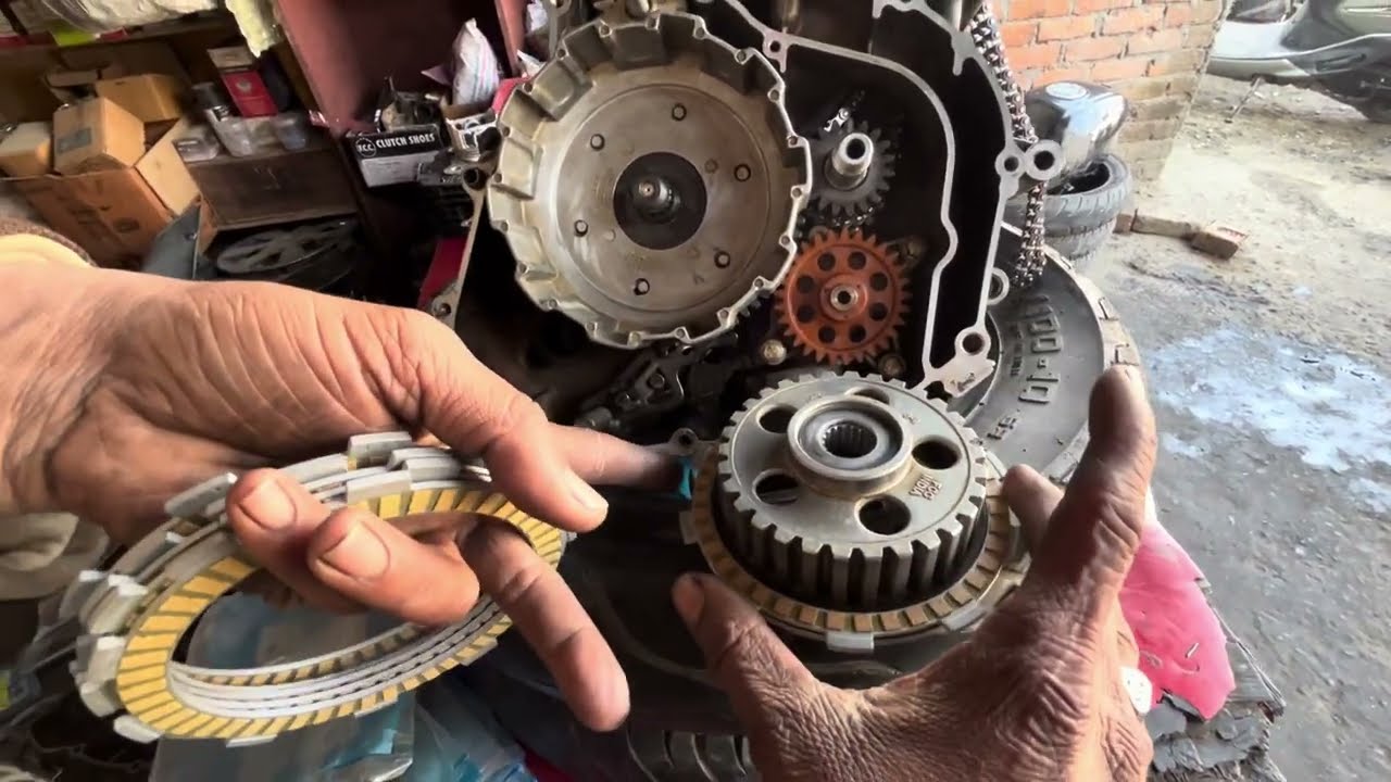 #viral #ali ￼ part 2 Bajaj Pulsar 220 piston mein ring kaise dalen scissor gear kaise banta hai