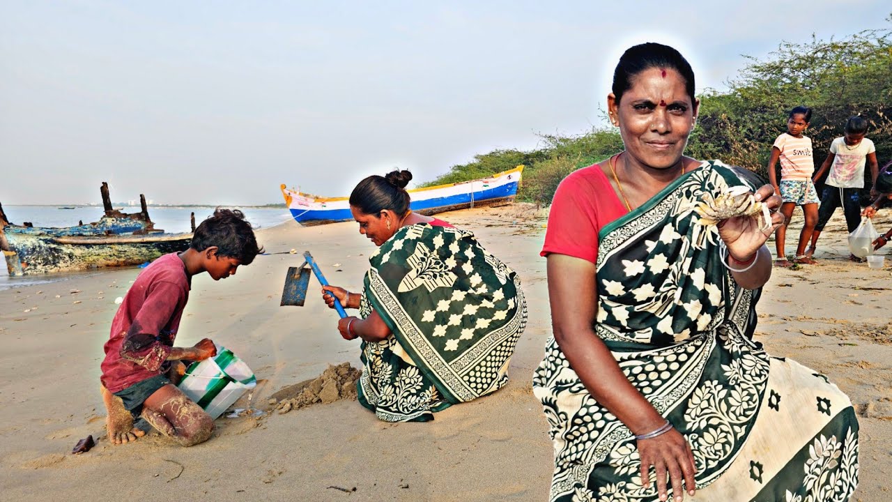 கடற்கரையில் குழி நண்டு எப்படி பிடிக்கிறோம் என்று  பாருங்க