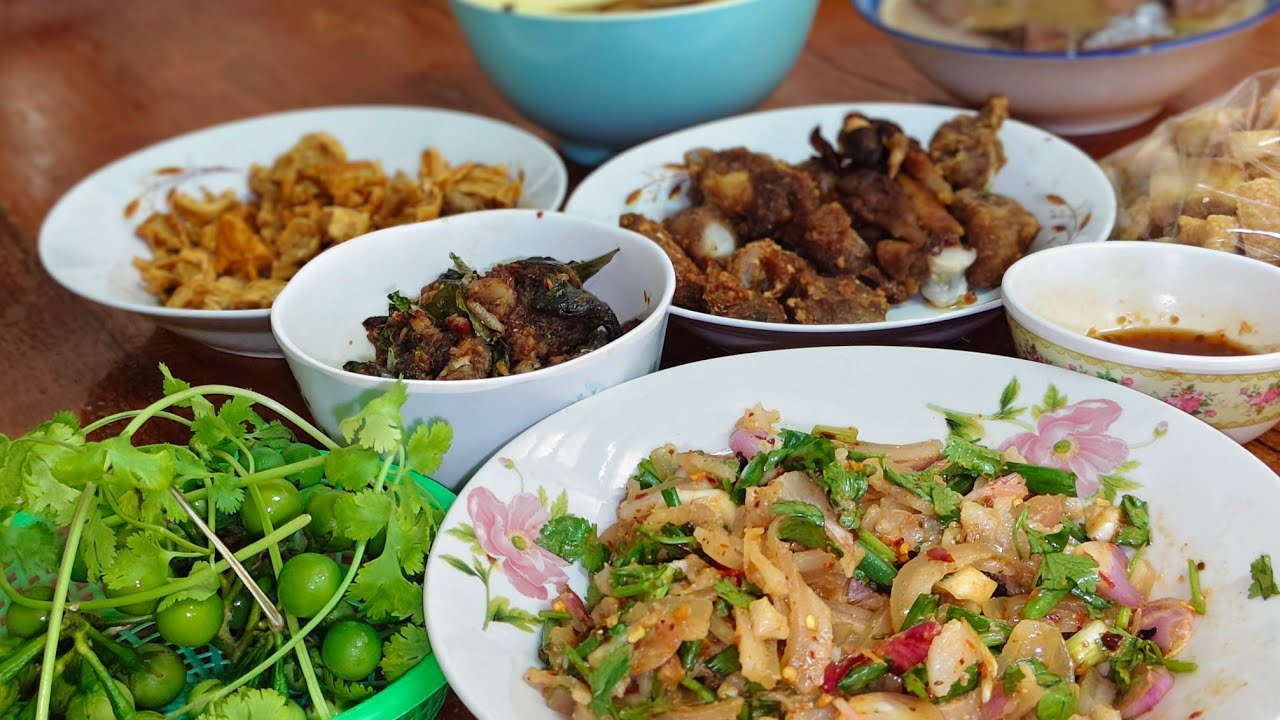 กินข้าวยำหนังหมู่ ผัดเผ็ดกบ กระดูกหมูอ่อนทอด หมูพะโล้ กากหมู ผักสดๆ ข้าวเหนียวกันครับ