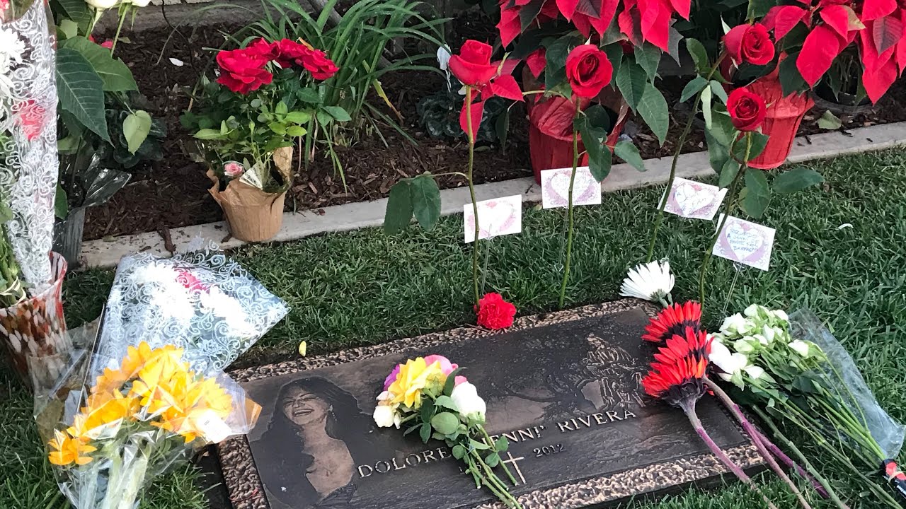 Tumba Jenni Rivera visitada por su hermano Pedro Rivera Jr. el 9 diciembre 2017