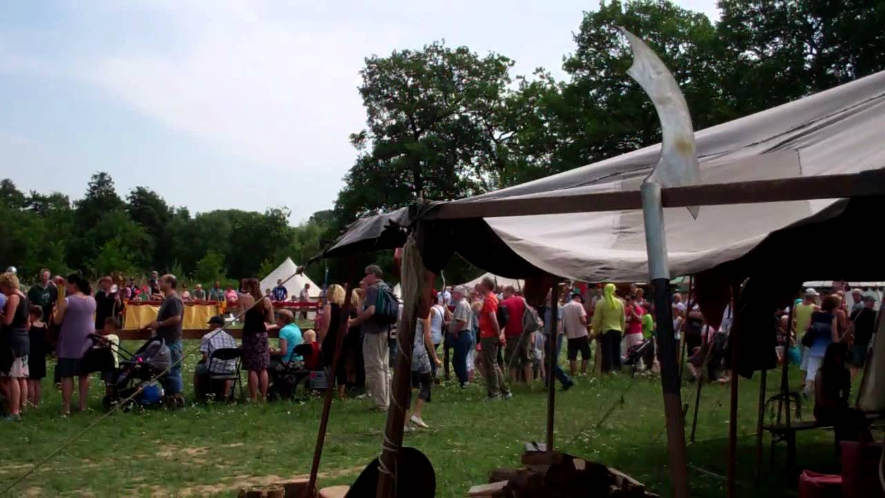 Ridderuitrusting en middeleeuwse dans Kasteel Hoensbroek