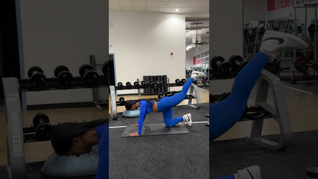 Patada de gluteo en cuadripedia pierna extendida.