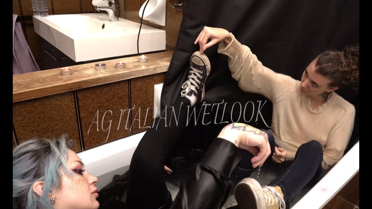 Wetlook — Джулия и Дениз в ванной, полностью одетые (в кедах Converse) — Трейлер
