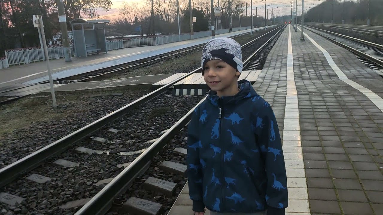 Железнодорожный вокзал. Железная дорога. Грузовой поезд.