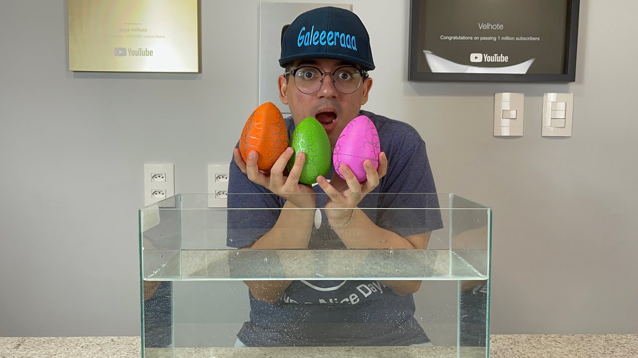 JOGUEI OVOS GIGANTES DE DINOSSAURO DENTRO DA ÁGUA E OLHA O QUE ACONTECEU!!!