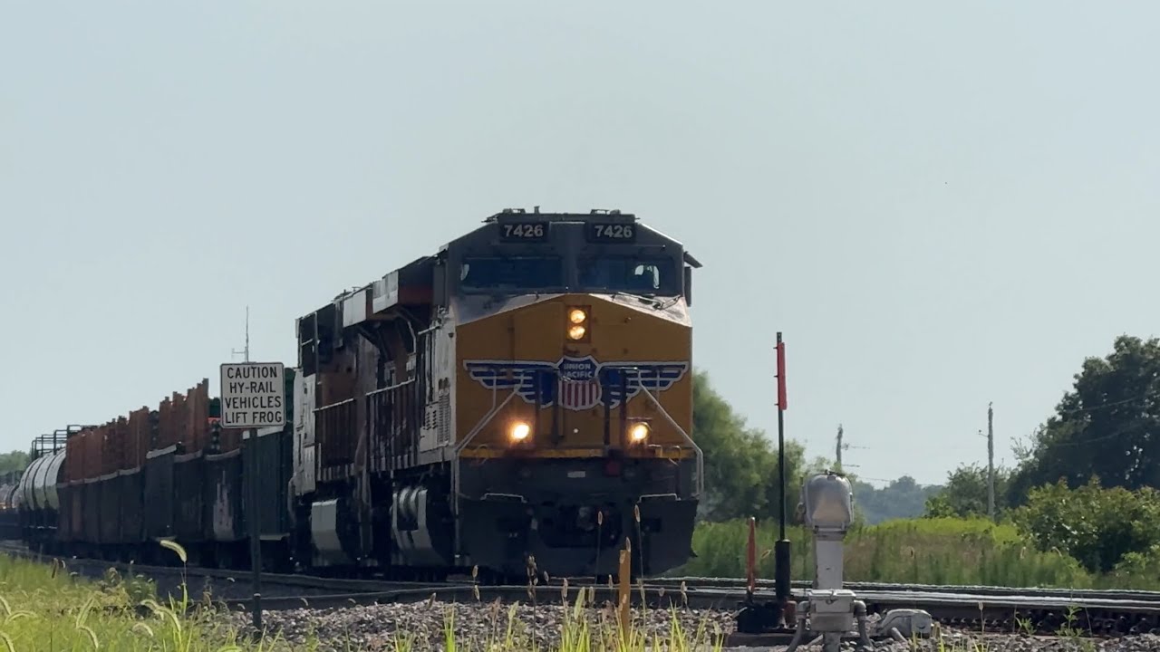 BNSF Manifest train w/ UP power takes the crossover! BNSF Transcon: Marceline sub..7/19/25