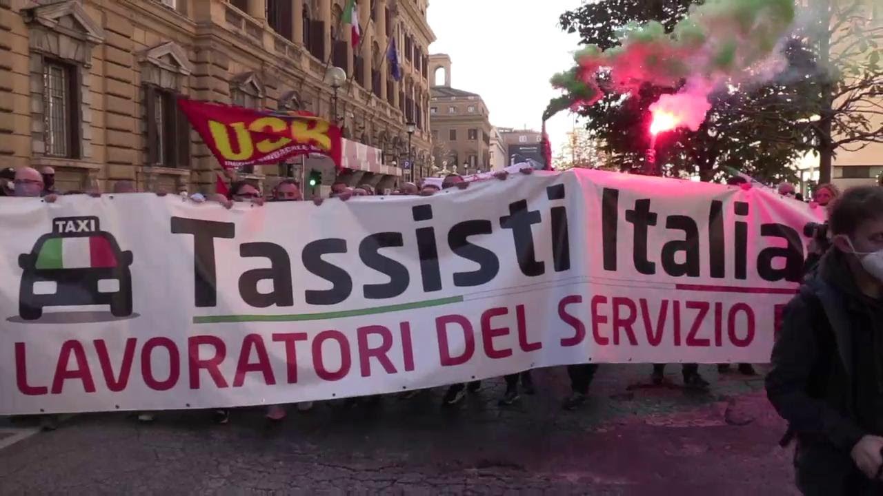 Roma, la protesta dei tassisti: 