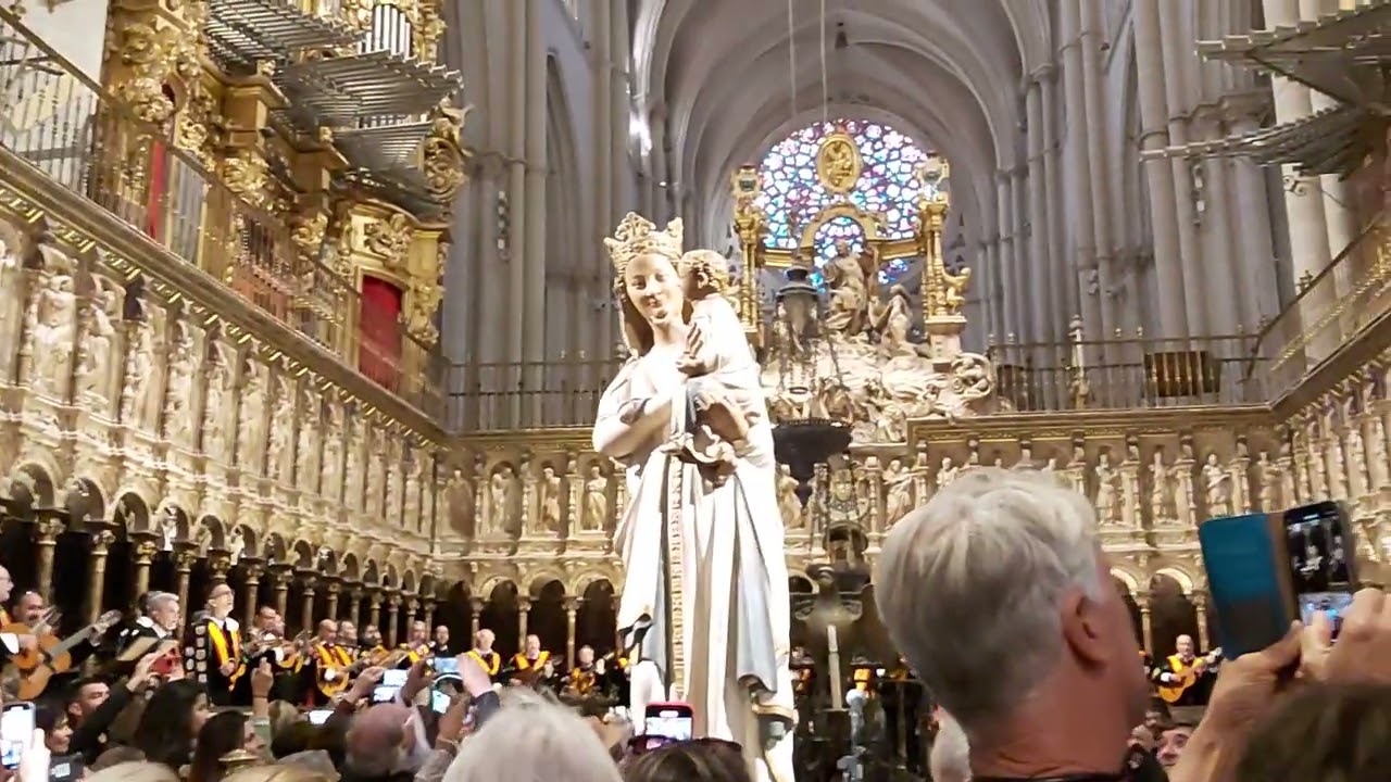 La tuna canta a Santa Maria, la Blanca, Toledo.