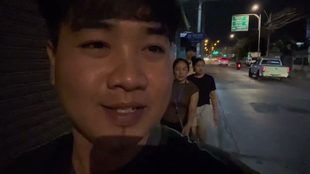 เดินริมถนนเกือบเกิดอุบัติเหตุต่อหน้าต่อตาเดินออกไปกินข้าวที่ร้านแต่ไม่ได้กินเลย
