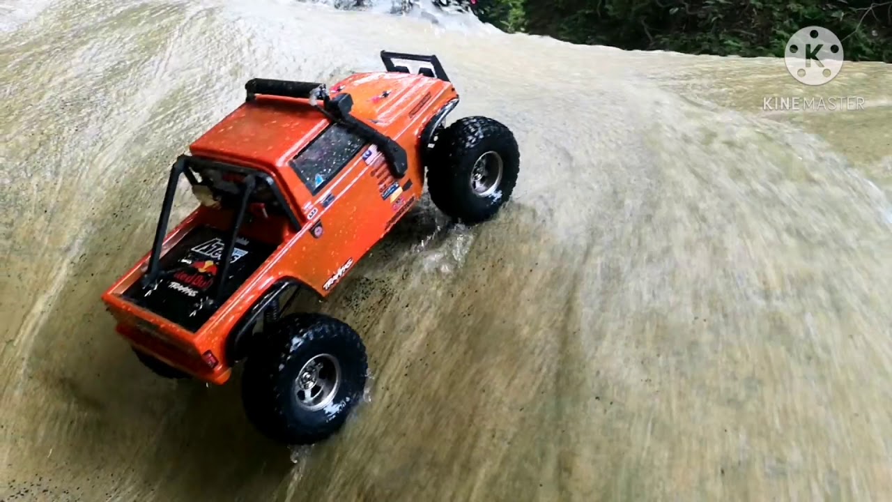 The best tires Proline Hyrax & BFgoodrich KM3 crawl in waterfall #proline #hyrax #KM3