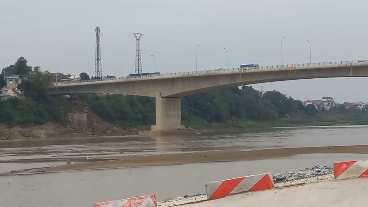 23 tháng chạp người dân nô nức đi thả cá chép tại chân cầu phong châu phú thọ