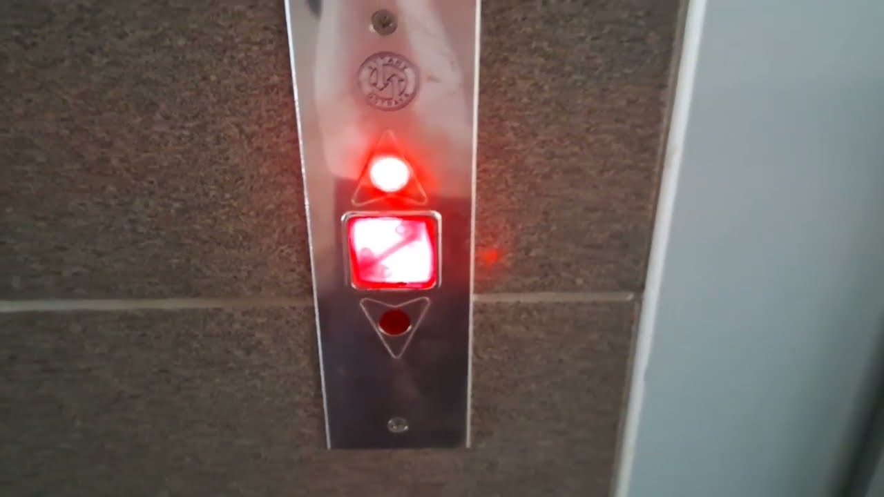 Horrible and shaky VÝTAHY OSTRAVA elevator @Poprad-Tatry railway station, Slovakia