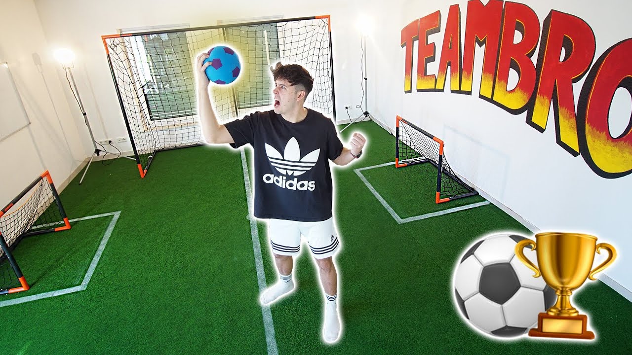Ich baue einen FU&szlig;BALLPLATZ im WOHNZIMMER! ⚽🏆