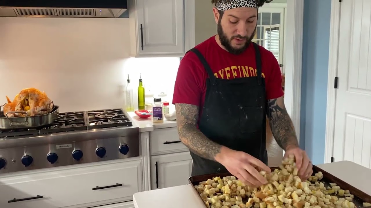 Начинка для птицы с куриной колбасой. Готовим вместе с моим братом Майклом.