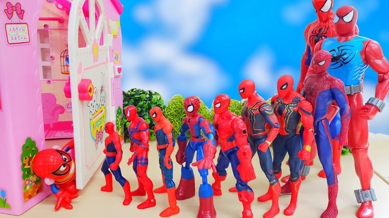 Various Size of Spiderman Domino Line Up Truck Run