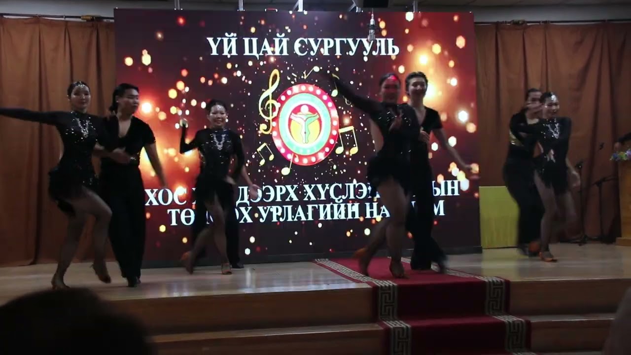 Students of Ui-Tsai school dancing 